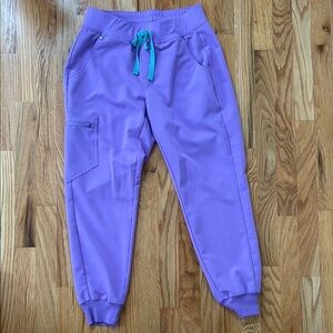 Figs Zamora Joggers
Color: Lilac Dawn 🪻
Size: small/petite